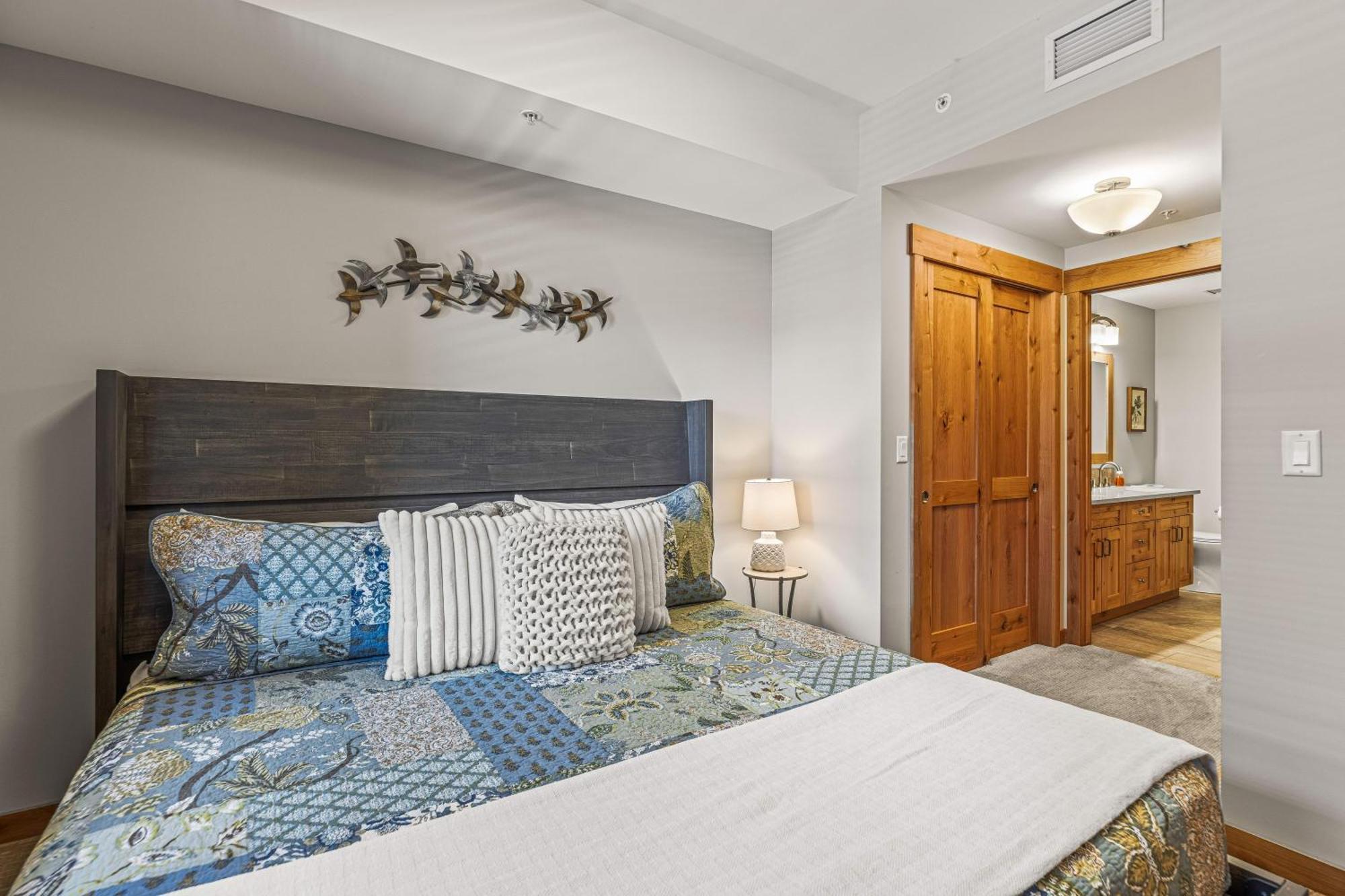 Spring Creek Luxury King One Bedroom At White Spruce Lodge Canmore Exterior foto