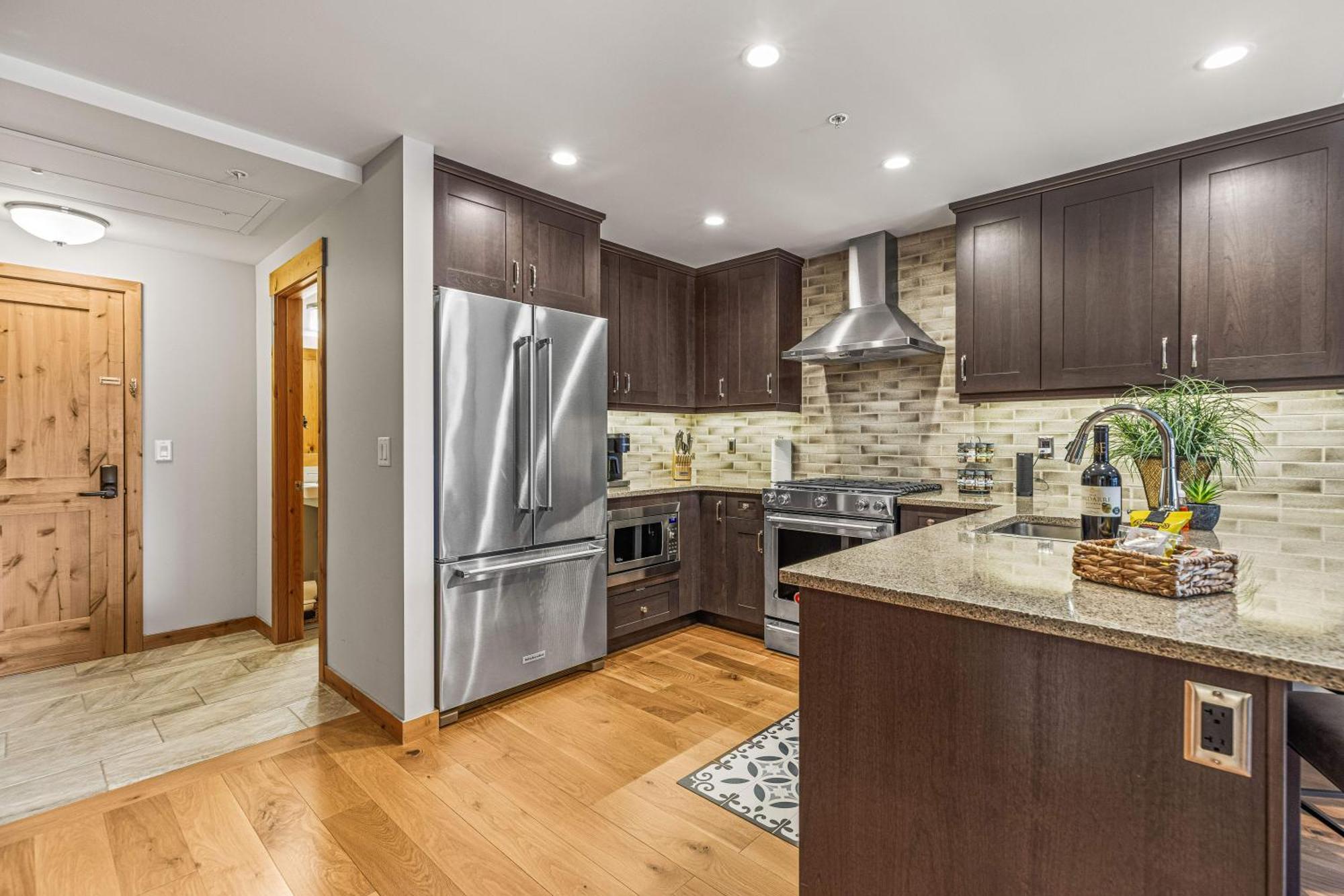Spring Creek Luxury King One Bedroom At White Spruce Lodge Canmore Exterior foto